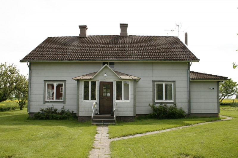 Framsidan på huset som det såg 2007 när vi köpte.
