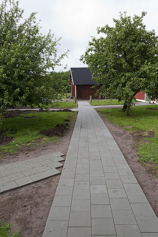 stenlagd gång fram till huset