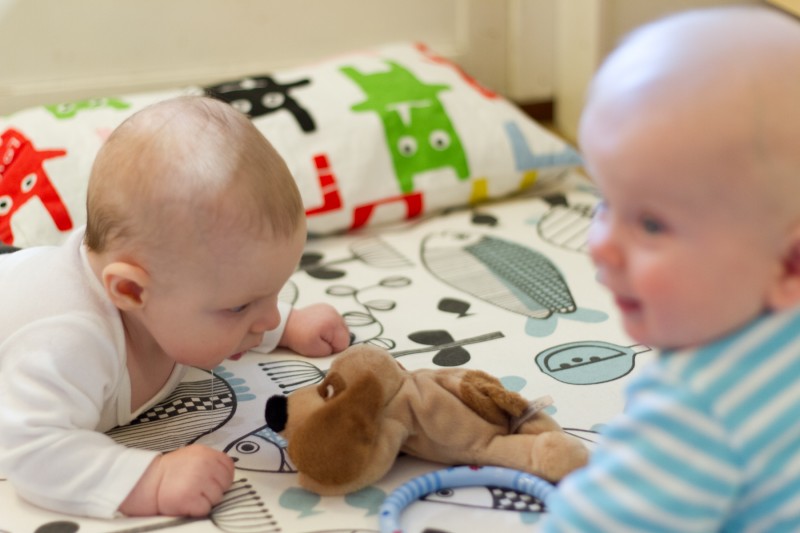 Ivar leker med kusin Axel