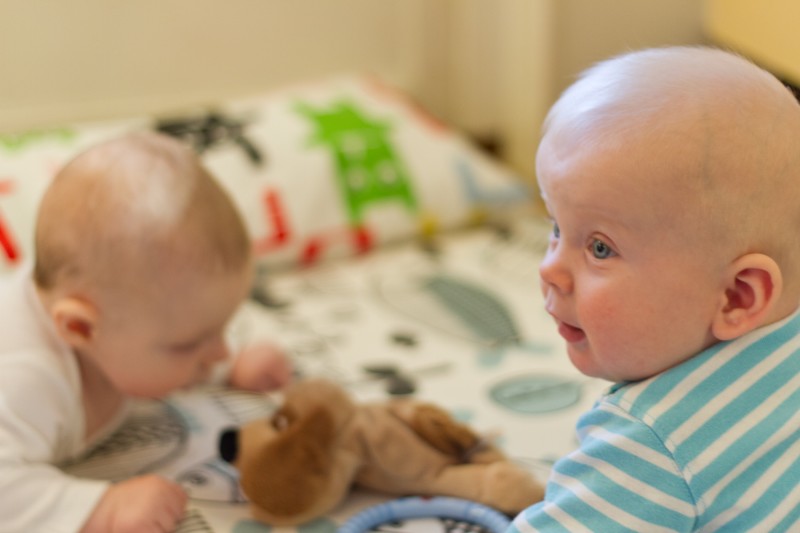 Ivar leker med kusin Axel