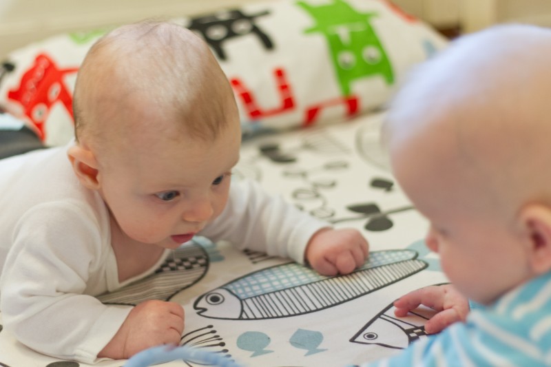 Ivar leker med kusin Axel