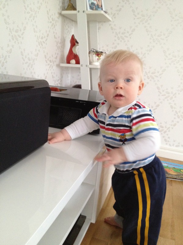 Ivar spenderar en del tid framme vid tevebänken