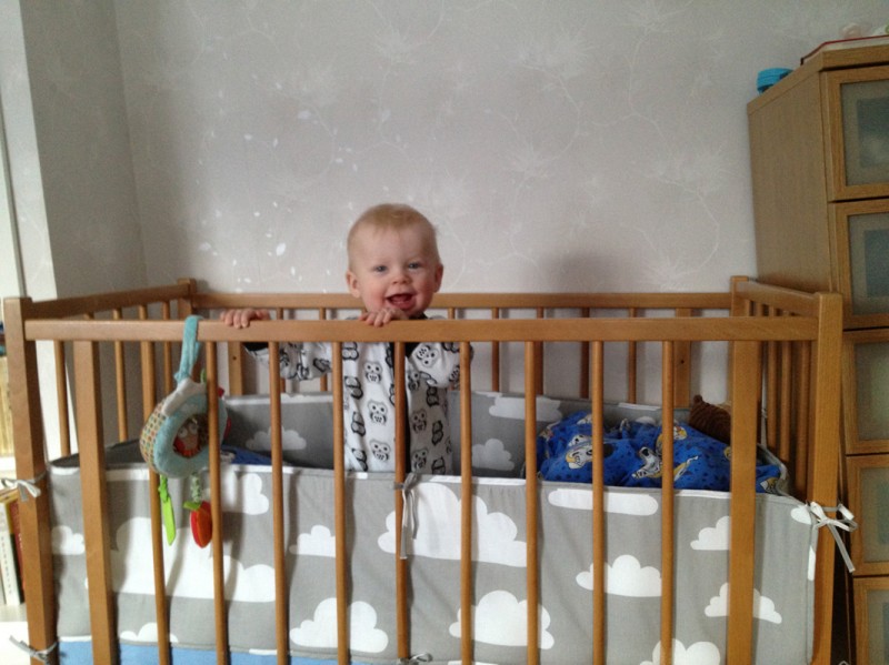 Lite svår att söva ibland, nu när han kan resa sig i spjälsängen