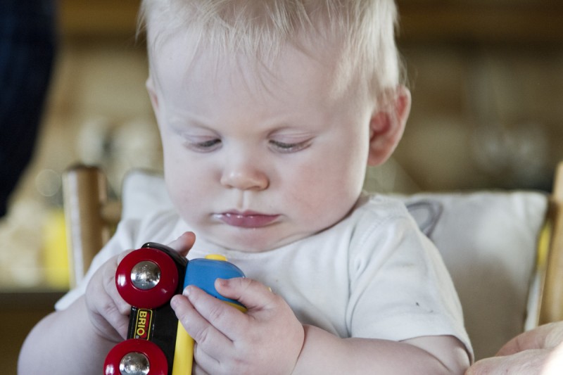 Ivar gillar morfars Brio lok