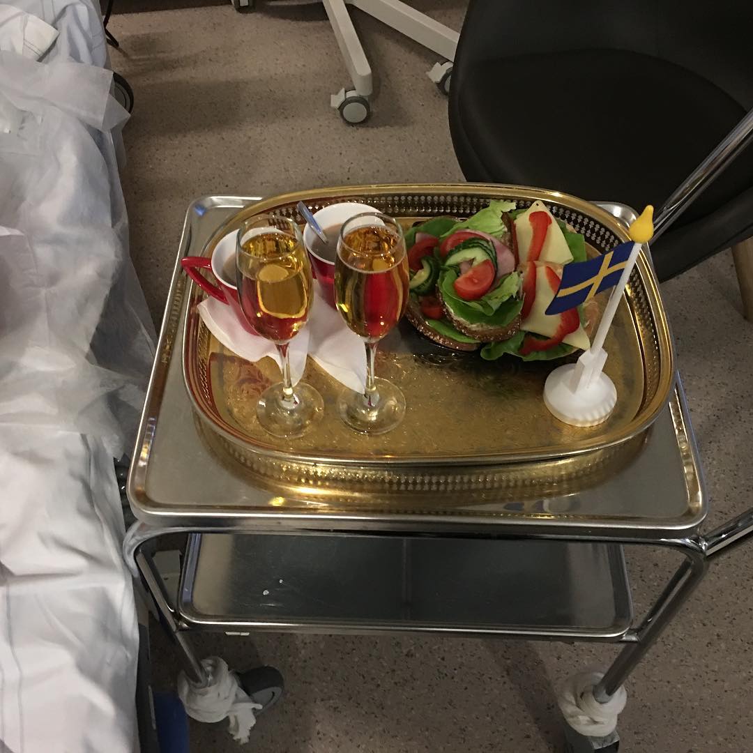 Imorse kl 4:53 kom vår efterlängtade tjej ut till oss. Alla mår bra fast det tog väldigt lång tid allt. Jag var väldigt trött och sliten det sista men människokroppen är grym.