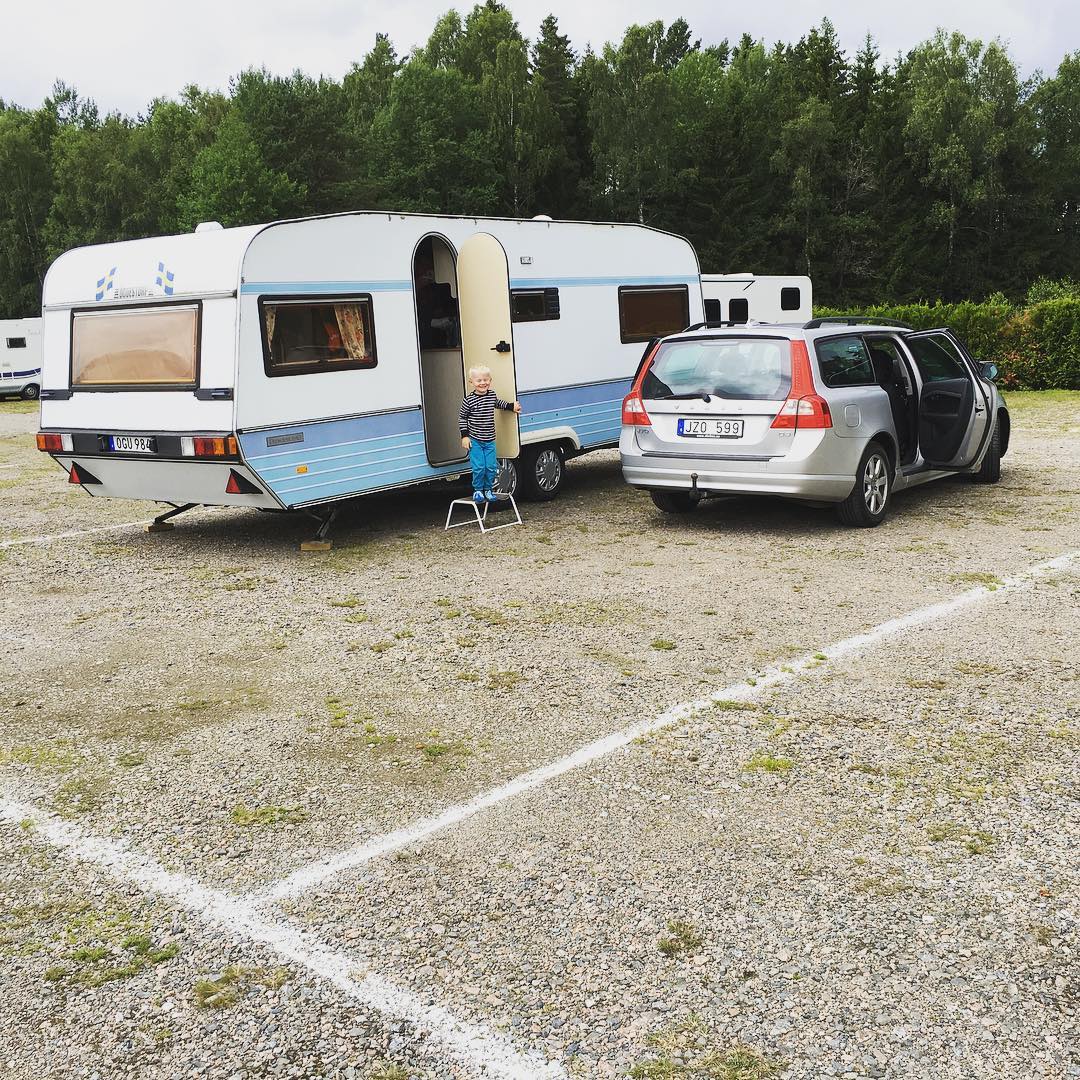 Vi lyckas aldrig få elplats på Gekås camping, så här är vi nu på deras ställplats istället. Dags för shopping!