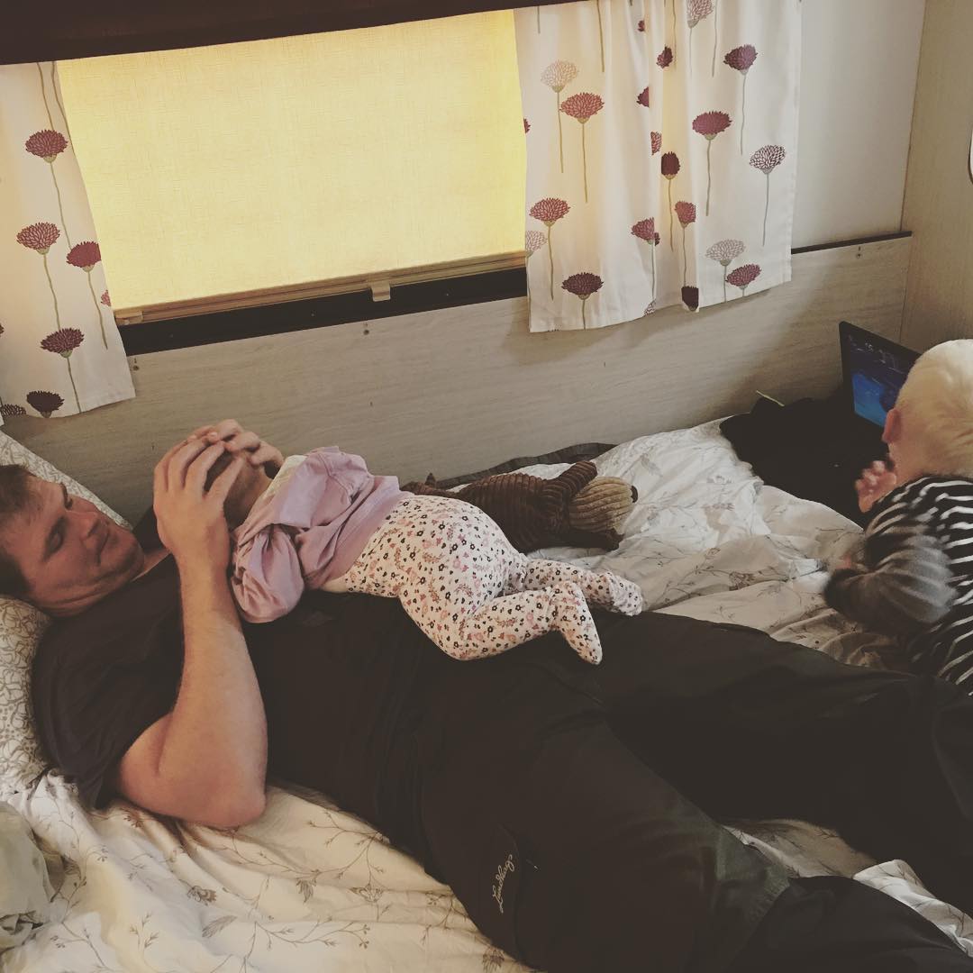 Shopping får vänta någon timma eller så, det var lite väl mycket folk i varuhuset nu. Håller koll på deras webbkamera för status. Så efter lite pizza i husvagnen softar vi lite. @anders.lund