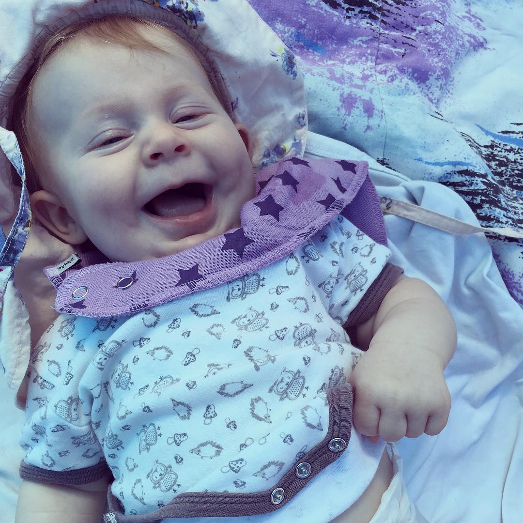 En glad tjej på beachen i strandtältet. #tylösand