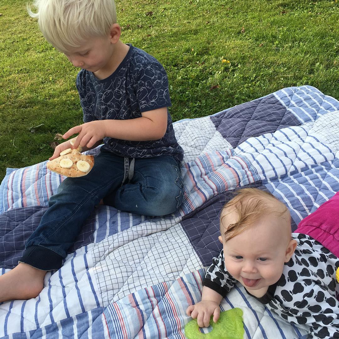 Mellanmål ute i trädgården idag, får passa på när det är så skönt ute. #bananmacka