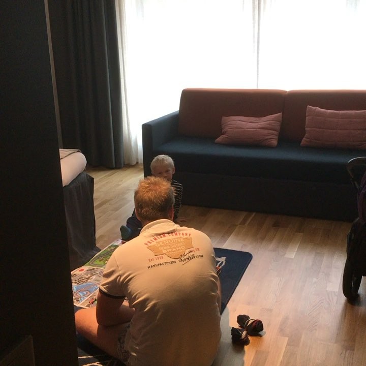 Checkat in på hotellet. Sedan väntar restaurangbesök med hela familjen.