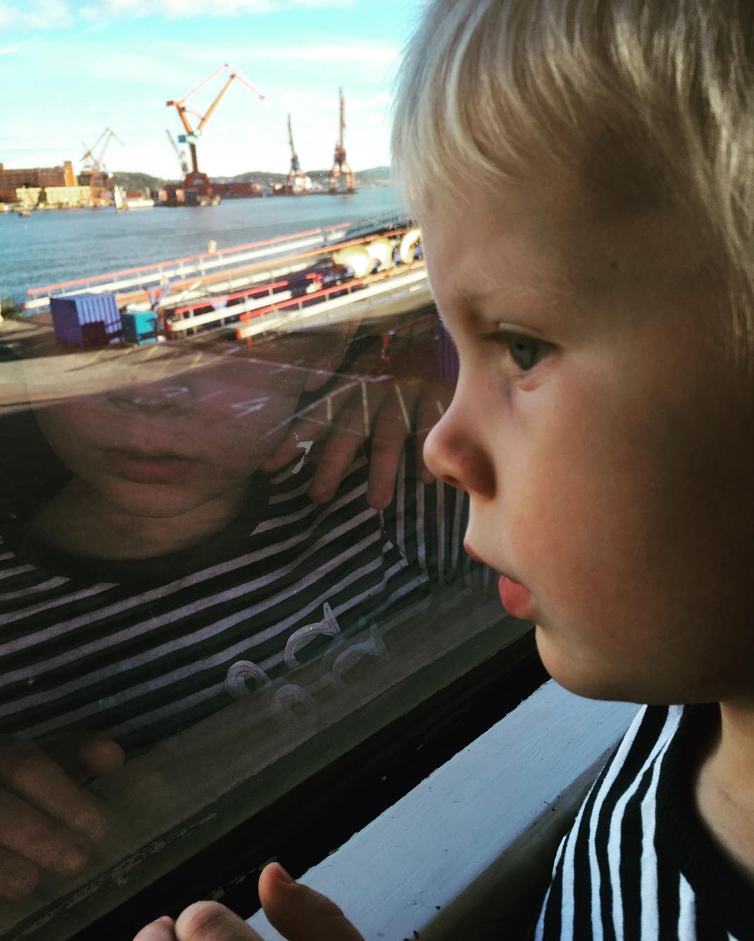 Förväntansfull kille första gången med färjan till Danmark. ??????