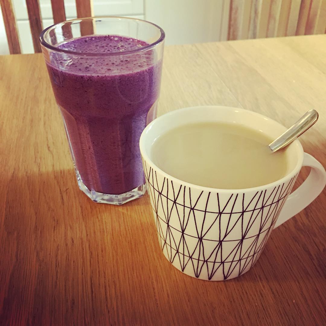 Lite förkyld, så jag hoppas att en smarrig smoothie och kopp te ska lindra lite.